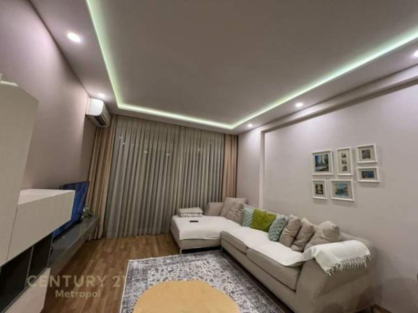 Tirane, jepet me qera apartament 1+1+A+BLK Kati 6, 550 Euro (Prane tregut elektrik)