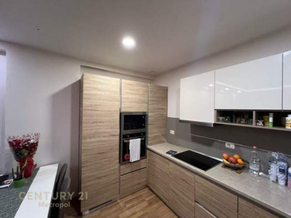 Tirane, jepet me qera apartament 1+1+A+BLK Kati 6, 550 Euro (Prane tregut elektrik)