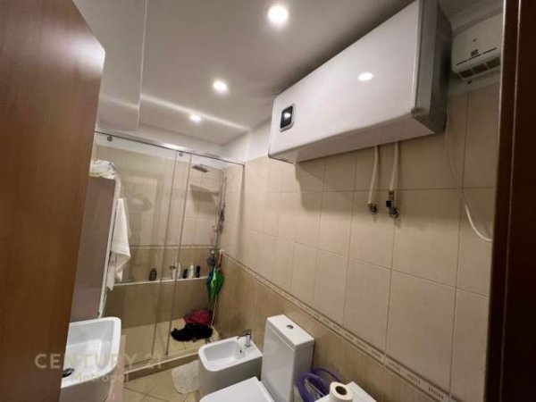 Tirane, jepet me qera apartament 1+1+A+BLK Kati 6, 550 Euro (Prane tregut elektrik)