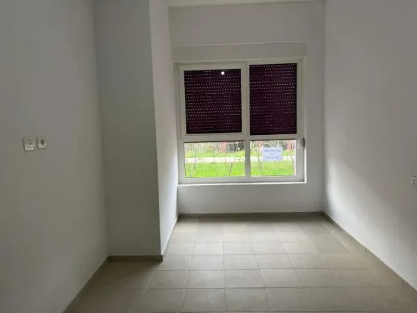 Tirane, jepet me qera apartament 1+1+BLK Kati 1, 400 Euro (Kompleksi Mangalem)