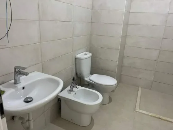 Tirane, jepet me qera apartament 1+1+BLK Kati 1, 400 Euro (Kompleksi Mangalem)
