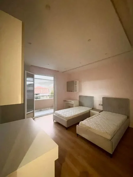 Tirane, jepet me qera apartament 2+1+A+BLK Kati 1, 100 m²  (Lucie Miloti)