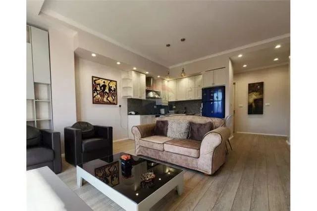Tirane, jepet me qera apartament 2+1+BLK 100 m² 850 Euro