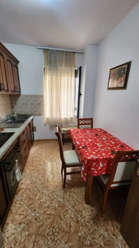 Tirane, jepet me qera apartament 2+1+BLK Kati 4, 120 m² 450 Euro (Pallati me shigjeta)