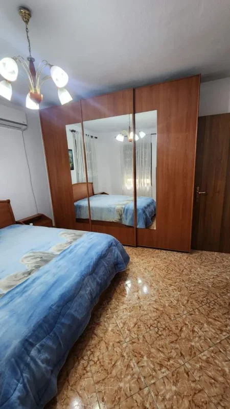 Tirane, jepet me qera apartament 2+1+BLK Kati 4, 120 m² 450 Euro (Pallati me shigjeta)