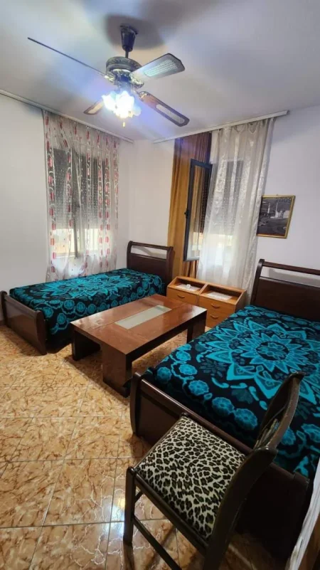 Tirane, jepet me qera apartament 2+1+BLK Kati 4, 120 m² 450 Euro (Pallati me shigjeta)