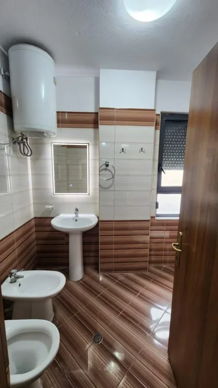 Tirane, jepet me qera apartament 2+1+BLK Kati 4, 120 m² 450 Euro (Pallati me shigjeta)