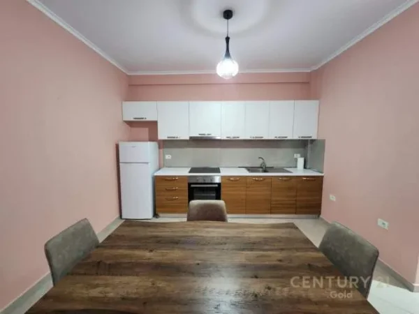 Tirane, jepet me qera apartament 2+1+BLK Kati 5, 102 m² 550 Euro (Green City)
