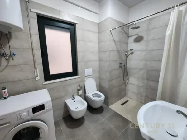 Tirane, jepet me qera apartament 2+1+BLK Kati 5, 102 m² 550 Euro (Green City)