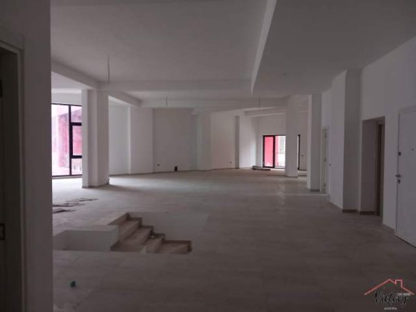 Tirane, jepet me qera ambjent biznesi Kati 1, 612 m² 6.000 Euro (RRUGA E DIBRES  (FARMACIA 10))