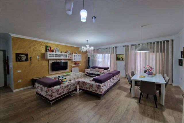 Vlore, jepet me qera apartament 2+1 Kati 0, 103 m² 450 Euro (Rr Dhimiter Konomi)