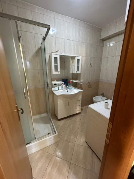 Tirane, shes apartament 3+1 Kati 3, 120 m² 188.000 Euro (komuna e parisit)