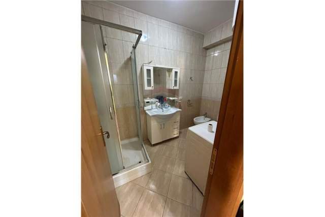 Tirane, shitet apartament 3+1 Kati 3, 120 m² 188.000 Euro (Rruga Bill Klinton)