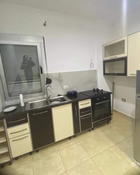 Tirane, jepet me qera apartament 1+1 Kati 1, 75 m² 500 Euro (Liqeni i Thate)