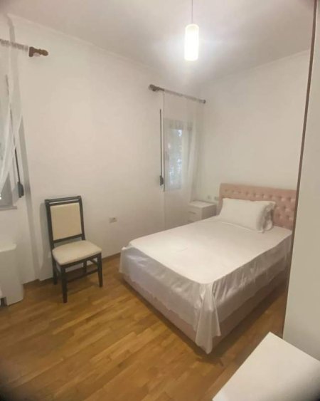 Tirane, jepet me qera apartament 1+1 Kati 1, 75 m² 500 Euro (Liqeni i Thate)