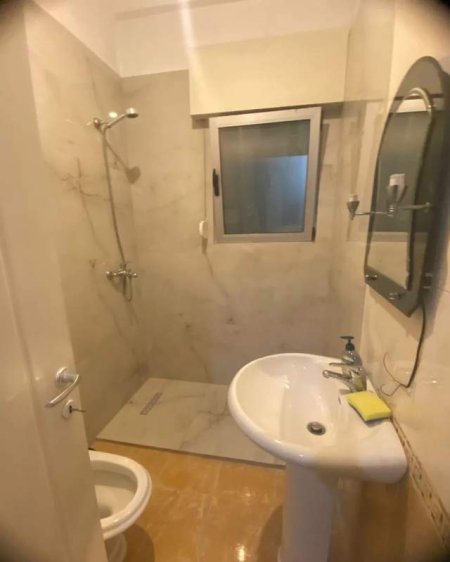 Tirane, jepet me qera apartament 1+1 Kati 1, 75 m² 500 Euro (Liqeni i Thate)