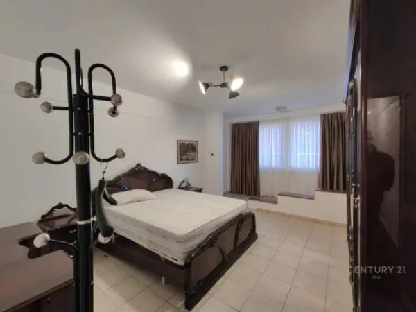 Tirane, jepet me qera zyre Kati 4, 114 m² 750 Euro (qender)