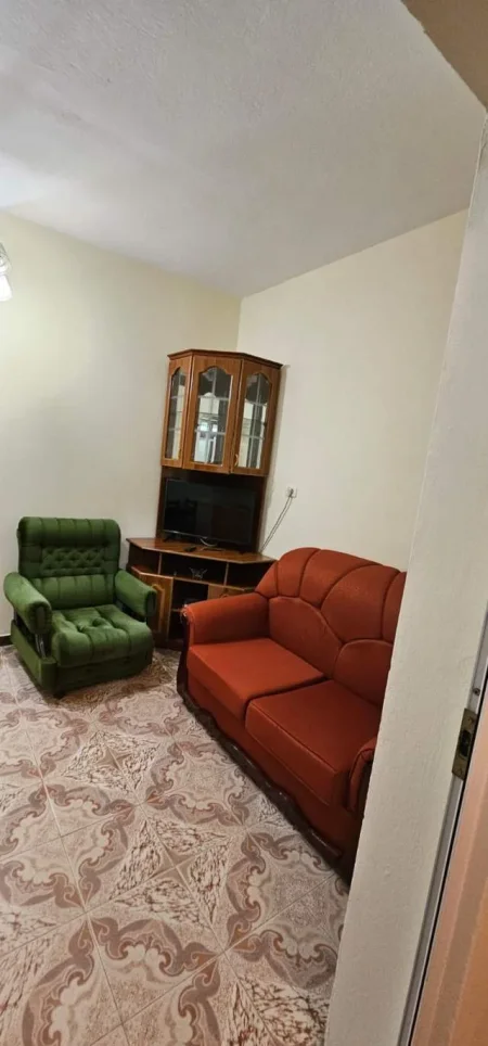 Tirane, jepet me qera 108 m² 300 Euro (Vasil Shanto)