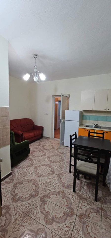 Tirane, jepet me qera 108 m² 300 Euro (Vasil Shanto)