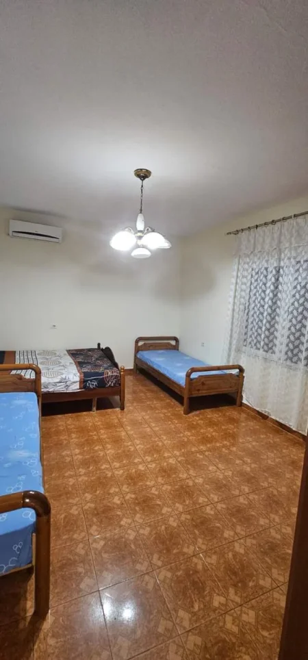 Tirane, jepet me qera 108 m² 300 Euro (Vasil Shanto)