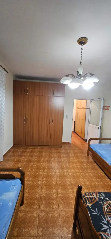 Tirane, jepet me qera 108 m² 300 Euro (Vasil Shanto)