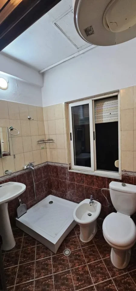 Tirane, jepet me qera 108 m² 300 Euro (Vasil Shanto)