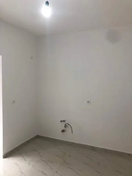 Tirane, jepet me qera 25 m² 300 Euro (Rruga e Bogdaneve)