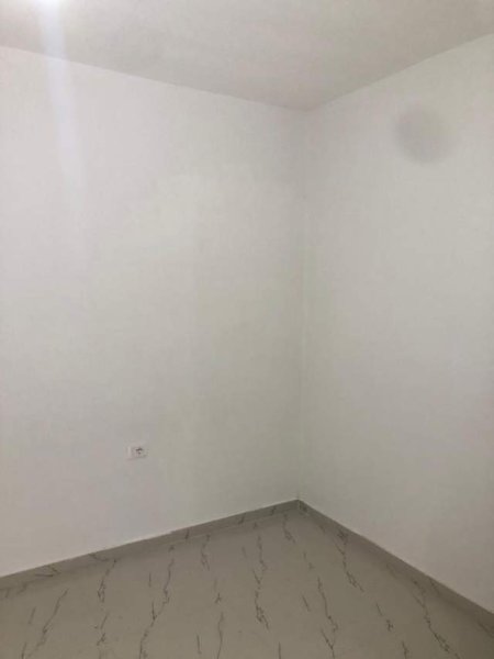 Tirane, jepet me qera 25 m² 300 Euro (Rruga e Bogdaneve)