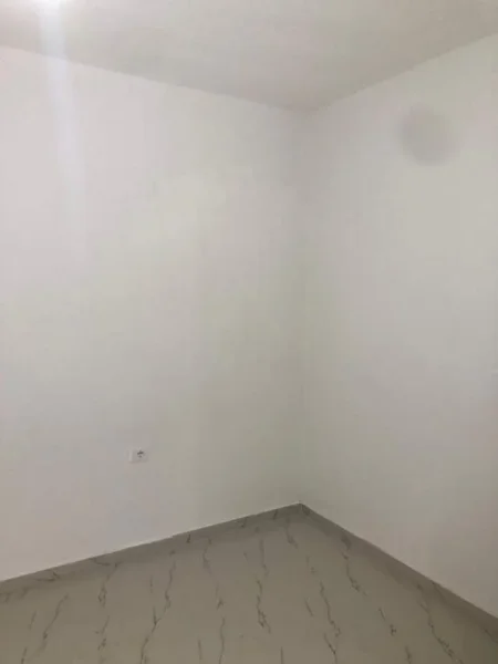 Tirane, jepet me qera 25 m² 300 Euro (Rruga e Bogdaneve)