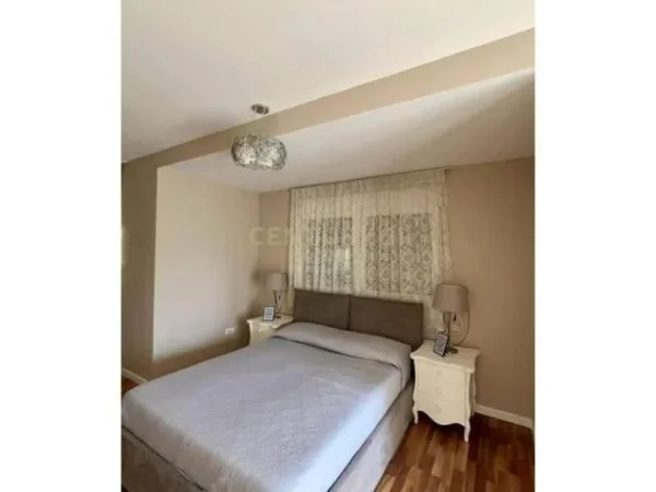 Tirane, jepet me qera apartament 1+1 Kati 5, 78 m² 700  (Myslym shyr)