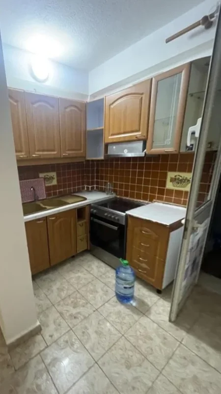 Tirane, jepet me qera Vile 1+1 Kati 2, 60 m² 300 Euro (Mbrapa White Bar,Irfan Tomini)