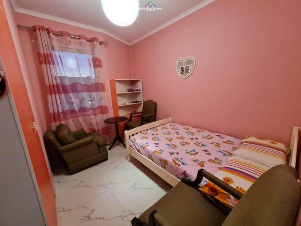 Tirane, jepet me qera apartament 2+1 Kati 4, 104 m² 650 Euro (liqeni i thate)