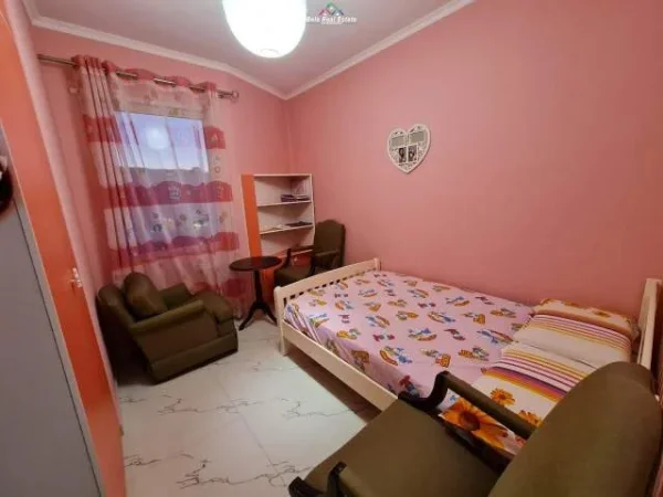 Tirane, jepet me qera apartament 2+1 Kati 4, 104 m² 650 Euro (liqeni i thate)