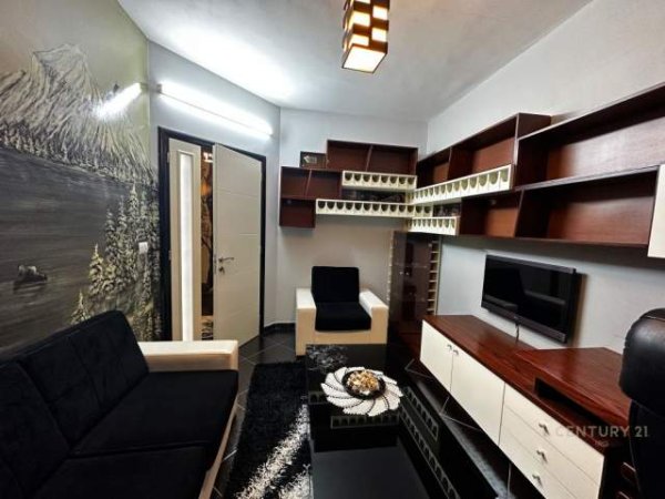 Tirane, jepet me qera 107 m² 750 Euro