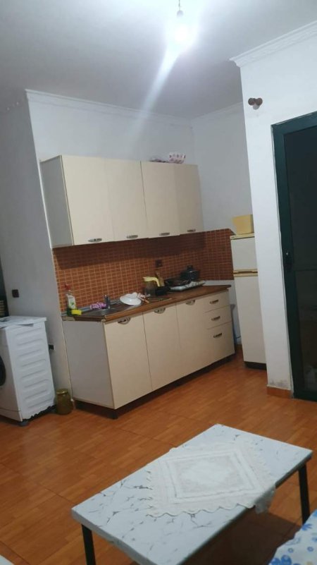 Tirane, jepet me qera apartament 1+1 Kati 1, 60 m² 300 Euro (Rruga Siri Kodra)