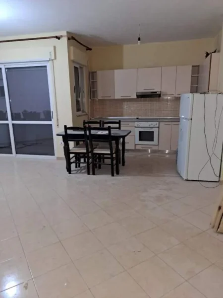 Tirane, jepet me qera 100 m² 35.000 Leke (Kopshti Botanik)