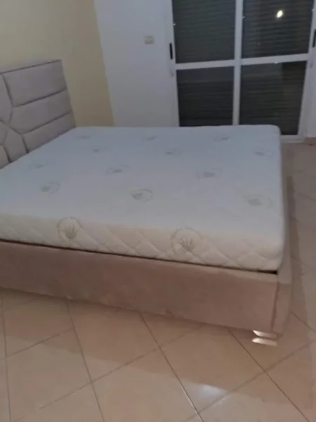 Tirane, jepet me qera 100 m² 35.000 Leke (Kopshti Botanik)