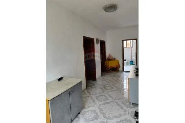 Tirane, jepet me qera apartament 2+1 Kati 1, 125 m² 400 Euro (Rruga e Dafinave)