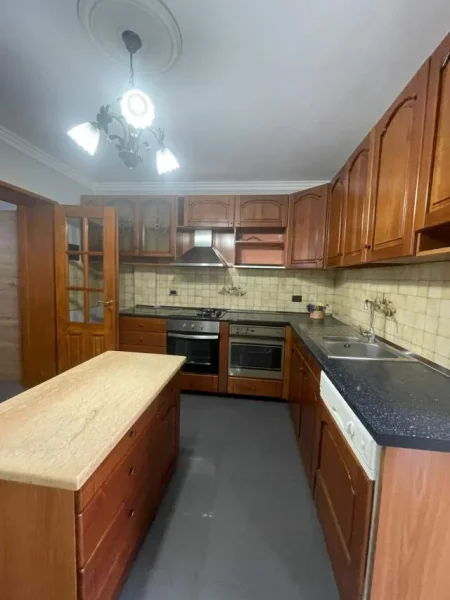 Tirane, jepet me qera apartament 2+1+BLK Kati 2, 110 m² 650 Euro (Rruga Fortuzi)
