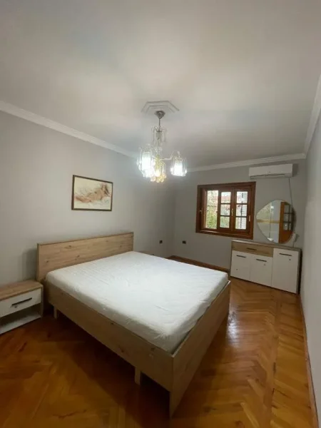 Tirane, jepet me qera apartament 2+1+BLK Kati 2, 110 m² 650 Euro (Rruga Fortuzi)