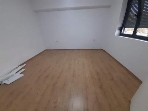 Tirane, jepet me qera zyre Kati 2, 75 m² 800 Euro (Muhamet Gjollesha)