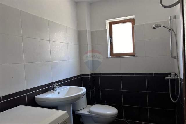 Tirane, shitet apartament 1+1 Kati 2, 53 m² 70.000 Euro (Shkolla e Bashkuar)