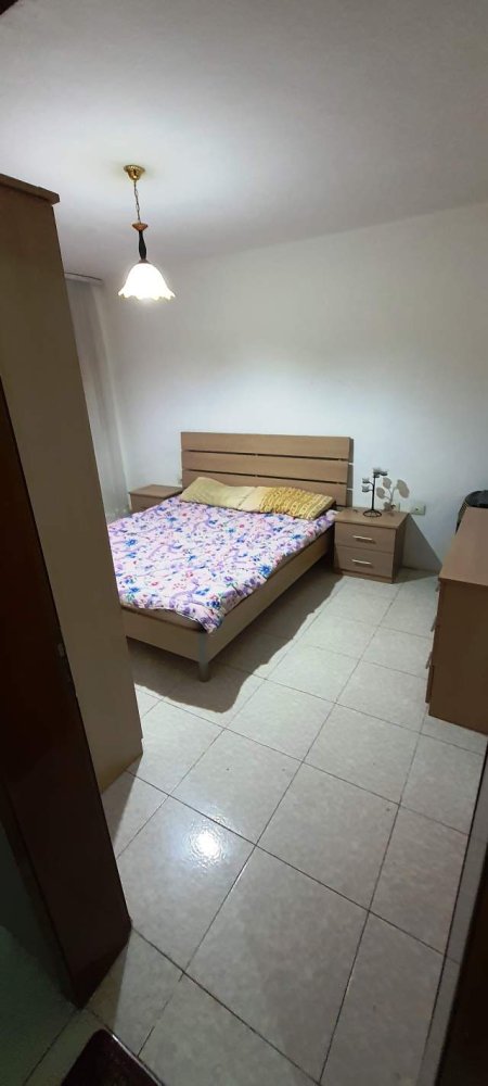 Tirane, jepet me qera apartament Kati 2, 50 m² 300 Euro (MINE PEZA)