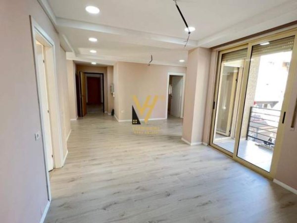 Tirane, jepet me qera zyre Kati 3, 120 m² 800 Euro (KOMUNA E PARISIT)
