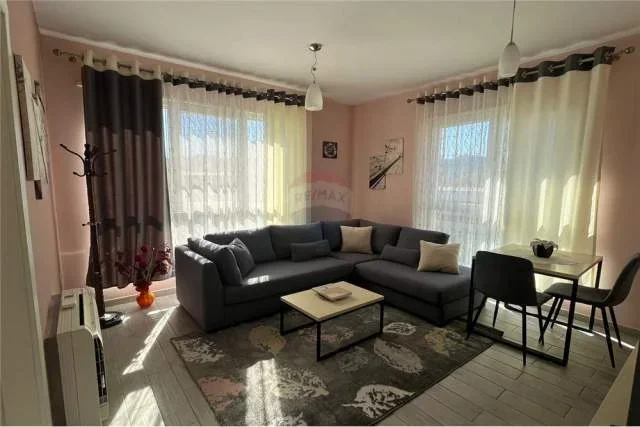 Tirane, jepet me qera apartament 1+1 Kati 3, 55 m² 500 Euro (Vasil Shanto)