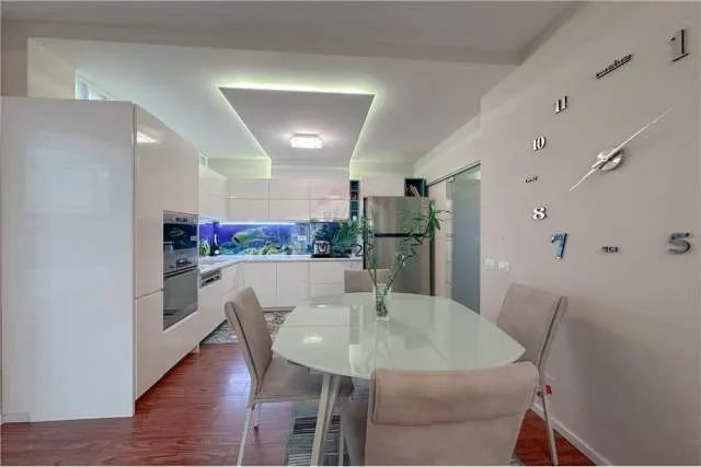 Tirane, jepet me qera apartament 2+1 Kati 3, 110 m² 700 Euro (Shkolla e Kuqe)