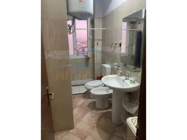 Tirane, jepet me qera apartament Kati 10, 57 m² 350 Euro (OXHAKU)