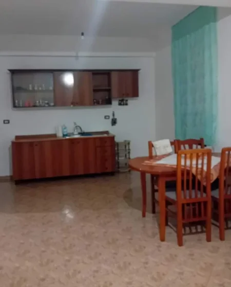 Tirane, jepet me qera apartament 1+1 Kati 2, 50 m² 300 Euro (Rruga Mine Peza)