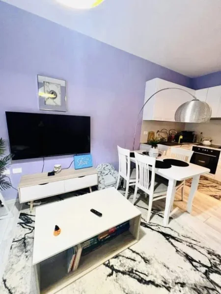 Liqeni, prane Xhamise shitet 1+1+ verande