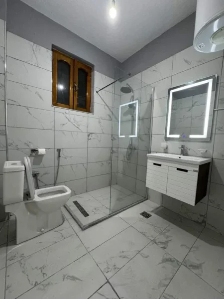 Tirane, jepet me qera shtepi 1+1 Kati 0, 74 m² 30.000  (RrKont Leopold Bertold)